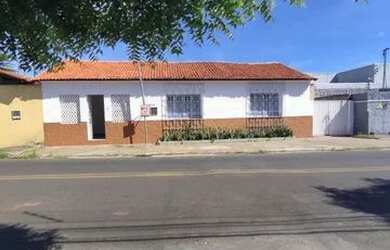 Imagem: A casa possui 4 Dormitórios, 1 Banheiro, 1 Vaga na garagem