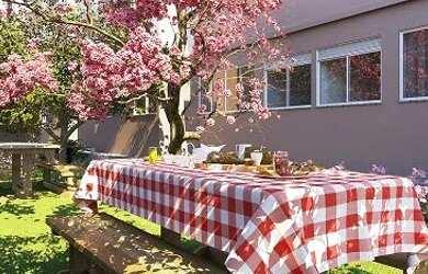 Imagem: O apartamento possui 2 Dormitórios, 1 Banheiro, 1 Vaga na garagem