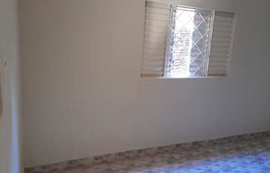 Imagem: A casa possui 2 Dormitórios e 1 Banheiro e está localizado