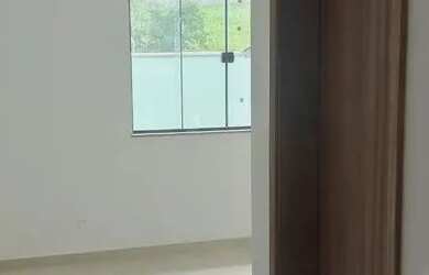 Imagem: A casa em condomínio possui 3 Dormitórios, 1 Banheiro, 2 Vagas