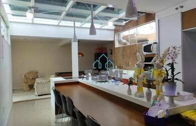 Imagem: A casa possui 3 Dormitórios, 3 Banheiros, 2 Vagas na garagem