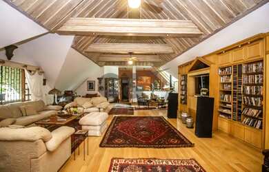 Imagem: A casa possui 5 Dormitórios, 5 Banheiros, 4 Vagas na garagem