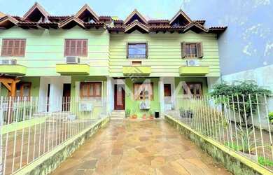 Imagem: A casa possui 3 Dormitórios, 4 Banheiros, 2 Vagas na garagem