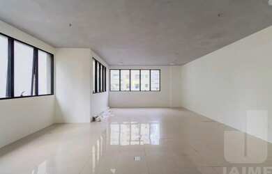 Imagem 3: Predio com conceito diferenciado, integrado à um prédio residencial...