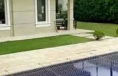 Imagem: A casa em condomínio possui 4 Dormitórios, 5 Banheiros, 450m²