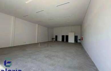 Imagem: O depósito possui 4 Vagas na garagem, 200m² de Área e Imóvel