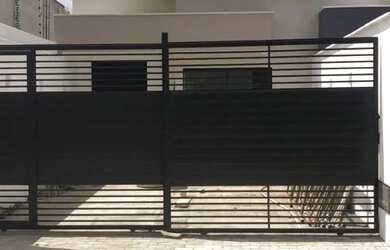 Imagem: A casa possui 3 Dormitórios, 2 Banheiros e 2 Vagas na garagem