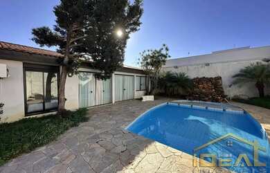 Imagem: A casa possui 3 Dormitórios, 4 Banheiros, 5 Vagas na garagem