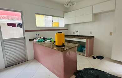 Imagem: A casa possui 3 Dormitórios, 3 Banheiros, 1 Vaga na garagem