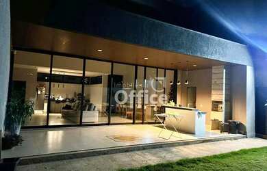 Imagem: A casa possui 3 Dormitórios, 4 Banheiros, 2 Vagas na garagem