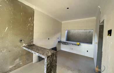 Imagem: A casa possui 2 Dormitórios, 2 Banheiros, 1 Vaga na garagem