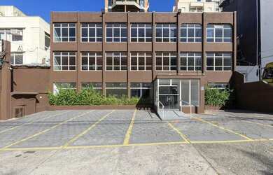 Imagem: O depósito possui 5 Vagas na garagem, 540m² de Área e está