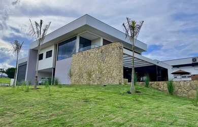 Imagem: A casa em condomínio possui 5 Dormitórios, 5 Banheiros, 5