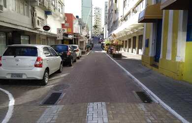 Imagem 4: Quarto mobiliado individual no Centro de Florianópolis