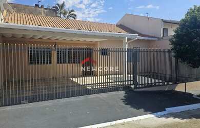 Imagem: A casa possui 3 Dormitórios, 2 Banheiros, 2 Vagas na garagem