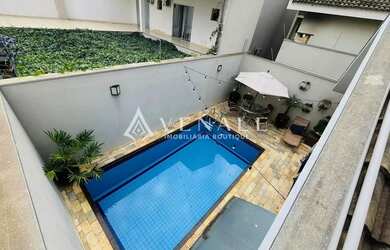 Imagem: A casa possui 4 Dormitórios, 3 Banheiros, 4 Vagas na garagem