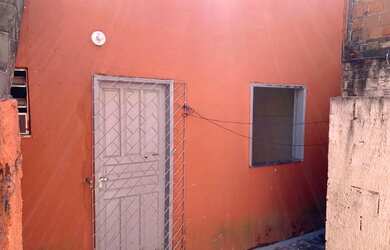 Imagem: A casa possui 2 Dormitórios, 1 Banheiro, Varanda e está localizado