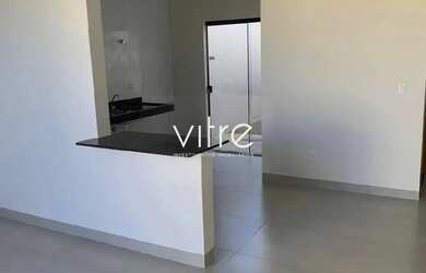 Imagem: A casa possui 2 Dormitórios, 2 Banheiros, 2 Vagas na garagem