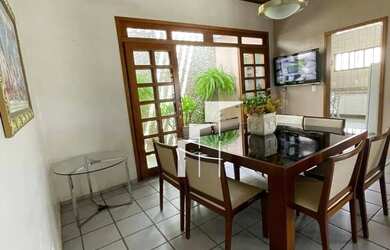 Imagem: A casa possui 5 Dormitórios, 5 Banheiros, 4 Vagas na garagem