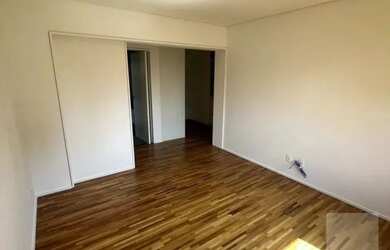 Imagem: O apartamento possui 3 Dormitórios, 1 Banheiro, 3 Vagas na