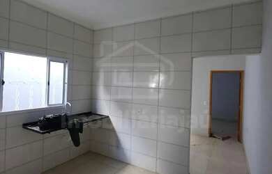 Imagem: A casa possui 2 Dormitórios, 1 Banheiro, 2 Vagas na garagem