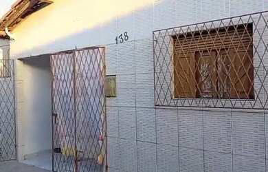 Imagem: A casa possui 3 Dormitórios, 1 Banheiro, 1 Vaga na garagem