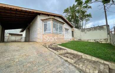 Imagem: A casa possui 3 Dormitórios, 3 Banheiros, 3 Vagas na garagem