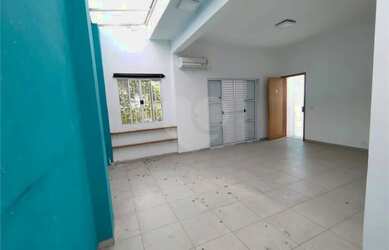 Imagem: A casa possui 5 Dormitórios, 3 Banheiros, 180m² de Área e