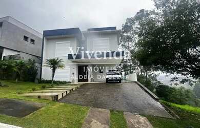 Imagem: A casa em condomínio possui 4 Dormitórios, 5 Banheiros, 4