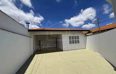 Imagem: A casa possui 3 Dormitórios, 1 Banheiro, 2 Vagas na garagem