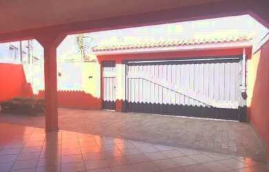 Imagem: A casa possui 3 Dormitórios, 1 Banheiro, 2 Vagas na garagem