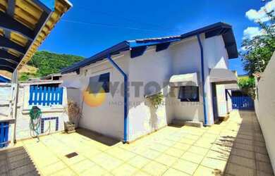 Imagem: A casa possui 2 Dormitórios, 3 Banheiros, 2 Vagas na garagem