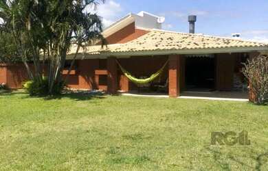 Imagem: A casa possui 4 Dormitórios, 2 Banheiros, 3 Vagas na garagem