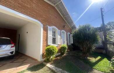 Imagem: A casa possui 3 Dormitórios, 3 Banheiros, 3 Vagas na garagem