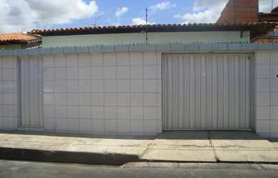 Imagem: A casa possui 3 Dormitórios, 2 Banheiros, 1 Vaga na garagem