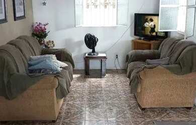 Imagem: A casa possui 3 Dormitórios, 2 Banheiros, 100m² de Área e