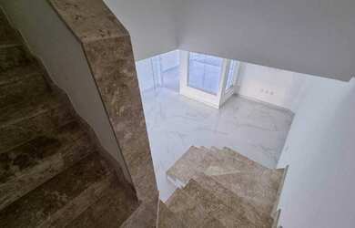 Imagem: A casa possui 3 Dormitórios, 2 Banheiros, 2 Vagas na garagem