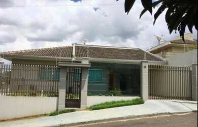 Imagem: A casa possui 4 Dormitórios, 3 Banheiros, 2 Vagas na garagem