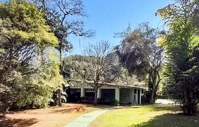 Imagem: A casa possui 4 Dormitórios, 4 Banheiros, 1 Vaga na garagem