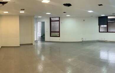 Imagem: O depósito possui 5 Vagas na garagem, 575m² de Área e está