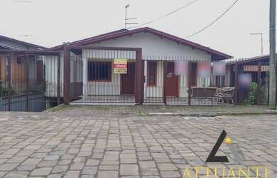 Imagem: A casa possui 3 Dormitórios, 3 Banheiros, 4 Vagas na garagem