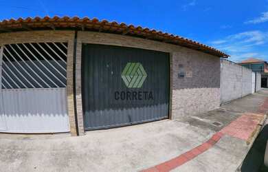 Imagem: A casa possui 2 Dormitórios, 1 Banheiro, 2 Vagas na garagem