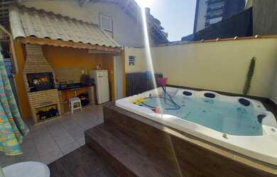 Imagem: A casa possui 2 Dormitórios, 2 Banheiros, 1 Vaga na garagem