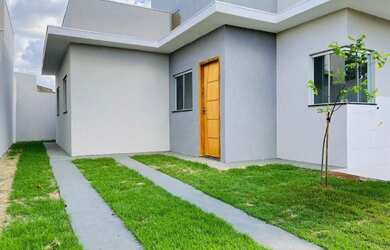 Imagem: A casa possui 3 Dormitórios, 2 Banheiros, 2 Vagas na garagem