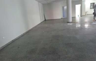 Imagem: O depósito possui 5 Vagas na garagem e 330m² de Área e está