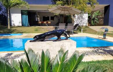 Imagem: A casa e possui 3 Dormitórios, Suítes, 4 Banheiros, 5 Vagas