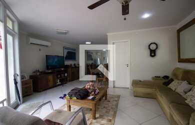 Imagem: A casa em condomínio possui 4 Dormitórios, 5 Banheiros, 2