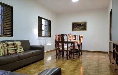 Imagem: A casa possui 4 Dormitórios, 3 Banheiros, 4 Vagas na garagem