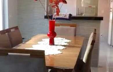 Imagem: A casa possui 3 Dormitórios, 3 Banheiros, 2 Vagas na garagem