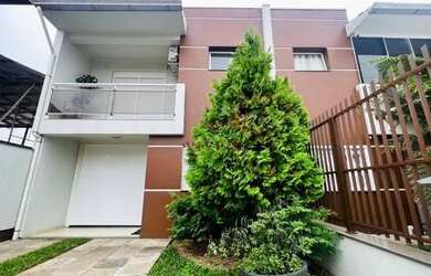 Imagem: A casa possui 3 Dormitórios, 2 Banheiros, 3 Vagas na garagem